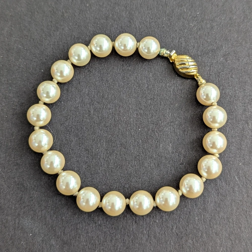 Cream Genuine Pearl Bracelet - Picture 2 of 4